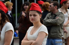 Знамето на Казанлък бе вдигнато при проливен дъжд. С началото на водосвета слънцето озари площад “Севтополис“