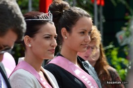 Знамето на Казанлък бе вдигнато при проливен дъжд. С началото на водосвета слънцето озари площад “Севтополис“