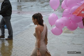 Знамето на Казанлък бе вдигнато при проливен дъжд. С началото на водосвета слънцето озари площад “Севтополис“