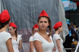 Знамето на Казанлък бе вдигнато при проливен дъжд. С началото на водосвета слънцето озари площад “Севтополис“
