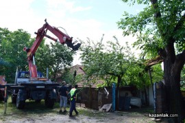 Огромен орехов клон събори покрива на казанлъшка къща