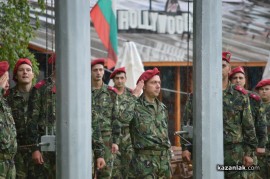 Знамето на Казанлък бе вдигнато при проливен дъжд. С началото на водосвета слънцето озари площад “Севтополис“