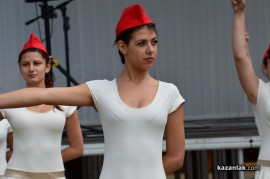 Знамето на Казанлък бе вдигнато при проливен дъжд. С началото на водосвета слънцето озари площад “Севтополис“