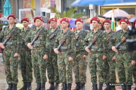 Знамето на Казанлък бе вдигнато при проливен дъжд. С началото на водосвета слънцето озари площад “Севтополис“