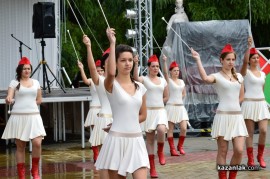 Знамето на Казанлък бе вдигнато при проливен дъжд. С началото на водосвета слънцето озари площад “Севтополис“