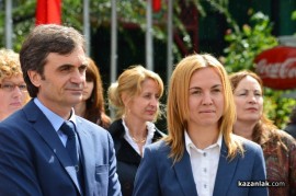 Знамето на Казанлък бе вдигнато при проливен дъжд. С началото на водосвета слънцето озари площад “Севтополис“