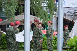 Знамето на Казанлък бе вдигнато при проливен дъжд. С началото на водосвета слънцето озари площад “Севтополис“