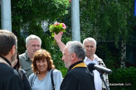 Знамето на Казанлък бе вдигнато при проливен дъжд. С началото на водосвета слънцето озари площад “Севтополис“