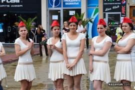 Знамето на Казанлък бе вдигнато при проливен дъжд. С началото на водосвета слънцето озари площад “Севтополис“