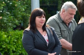 Знамето на Казанлък бе вдигнато при проливен дъжд. С началото на водосвета слънцето озари площад “Севтополис“