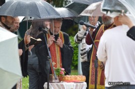 Знамето на Казанлък бе вдигнато при проливен дъжд. С началото на водосвета слънцето озари площад “Севтополис“