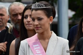 Знамето на Казанлък бе вдигнато при проливен дъжд. С началото на водосвета слънцето озари площад “Севтополис“