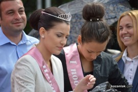 Знамето на Казанлък бе вдигнато при проливен дъжд. С началото на водосвета слънцето озари площад “Севтополис“