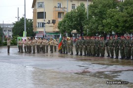 Знамето на Казанлък бе вдигнато при проливен дъжд. С началото на водосвета слънцето озари площад “Севтополис“