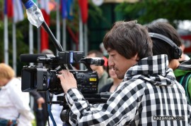 Знамето на Казанлък бе вдигнато при проливен дъжд. С началото на водосвета слънцето озари площад “Севтополис“