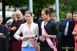 Знамето на Казанлък бе вдигнато при проливен дъжд. С началото на водосвета слънцето озари площад “Севтополис“