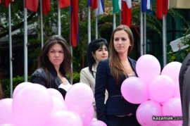 Знамето на Казанлък бе вдигнато при проливен дъжд. С началото на водосвета слънцето озари площад “Севтополис“