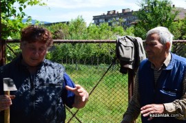 Огромен орехов клон събори покрива на казанлъшка къща