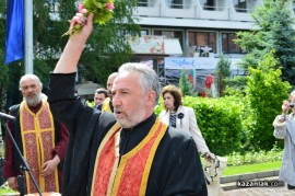 Знамето на Казанлък бе вдигнато при проливен дъжд. С началото на водосвета слънцето озари площад “Севтополис“