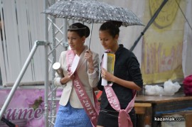 Знамето на Казанлък бе вдигнато при проливен дъжд. С началото на водосвета слънцето озари площад “Севтополис“