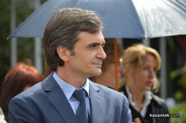 Знамето на Казанлък бе вдигнато при проливен дъжд. С началото на водосвета слънцето озари площад “Севтополис“