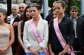 Знамето на Казанлък бе вдигнато при проливен дъжд. С началото на водосвета слънцето озари площад “Севтополис“