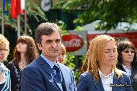 Знамето на Казанлък бе вдигнато при проливен дъжд. С началото на водосвета слънцето озари площад “Севтополис“