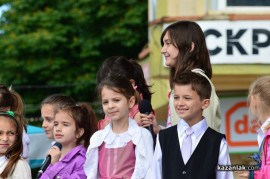 Знамето на Казанлък бе вдигнато при проливен дъжд. С началото на водосвета слънцето озари площад “Севтополис“