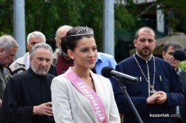 Знамето на Казанлък бе вдигнато при проливен дъжд. С началото на водосвета слънцето озари площад “Севтополис“