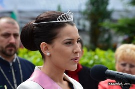 Знамето на Казанлък бе вдигнато при проливен дъжд. С началото на водосвета слънцето озари площад “Севтополис“