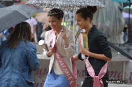 Знамето на Казанлък бе вдигнато при проливен дъжд. С началото на водосвета слънцето озари площад “Севтополис“