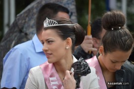 Знамето на Казанлък бе вдигнато при проливен дъжд. С началото на водосвета слънцето озари площад “Севтополис“