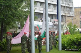 Знамето на Казанлък бе вдигнато при проливен дъжд. С началото на водосвета слънцето озари площад “Севтополис“