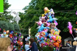 Знамето на Казанлък бе вдигнато при проливен дъжд. С началото на водосвета слънцето озари площад “Севтополис“