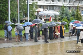 Знамето на Казанлък бе вдигнато при проливен дъжд. С началото на водосвета слънцето озари площад “Севтополис“