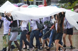 Знамето на Казанлък бе вдигнато при проливен дъжд. С началото на водосвета слънцето озари площад “Севтополис“