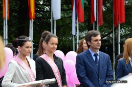 Знамето на Казанлък бе вдигнато при проливен дъжд. С началото на водосвета слънцето озари площад “Севтополис“