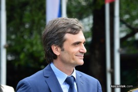 Знамето на Казанлък бе вдигнато при проливен дъжд. С началото на водосвета слънцето озари площад “Севтополис“