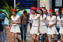 Знамето на Казанлък бе вдигнато при проливен дъжд. С началото на водосвета слънцето озари площад “Севтополис“