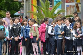 Знамето на Казанлък бе вдигнато при проливен дъжд. С началото на водосвета слънцето озари площад “Севтополис“