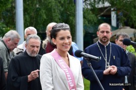 Знамето на Казанлък бе вдигнато при проливен дъжд. С началото на водосвета слънцето озари площад “Севтополис“