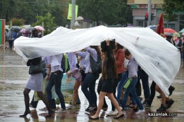 Знамето на Казанлък бе вдигнато при проливен дъжд. С началото на водосвета слънцето озари площад “Севтополис“