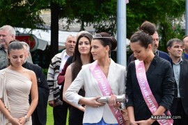 Знамето на Казанлък бе вдигнато при проливен дъжд. С началото на водосвета слънцето озари площад “Севтополис“