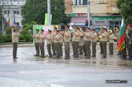 Знамето на Казанлък бе вдигнато при проливен дъжд. С началото на водосвета слънцето озари площад “Севтополис“