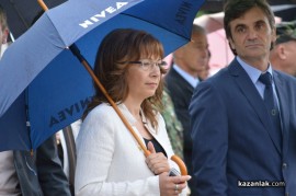 Знамето на Казанлък бе вдигнато при проливен дъжд. С началото на водосвета слънцето озари площад “Севтополис“