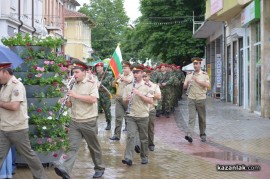Знамето на Казанлък бе вдигнато при проливен дъжд. С началото на водосвета слънцето озари площад “Севтополис“