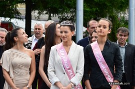 Знамето на Казанлък бе вдигнато при проливен дъжд. С началото на водосвета слънцето озари площад “Севтополис“