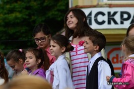 Знамето на Казанлък бе вдигнато при проливен дъжд. С началото на водосвета слънцето озари площад “Севтополис“