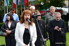Знамето на Казанлък бе вдигнато при проливен дъжд. С началото на водосвета слънцето озари площад “Севтополис“