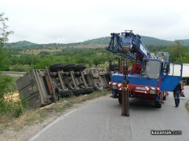 Видео: Камион с царевица се обърна на разклона за Мъглиж